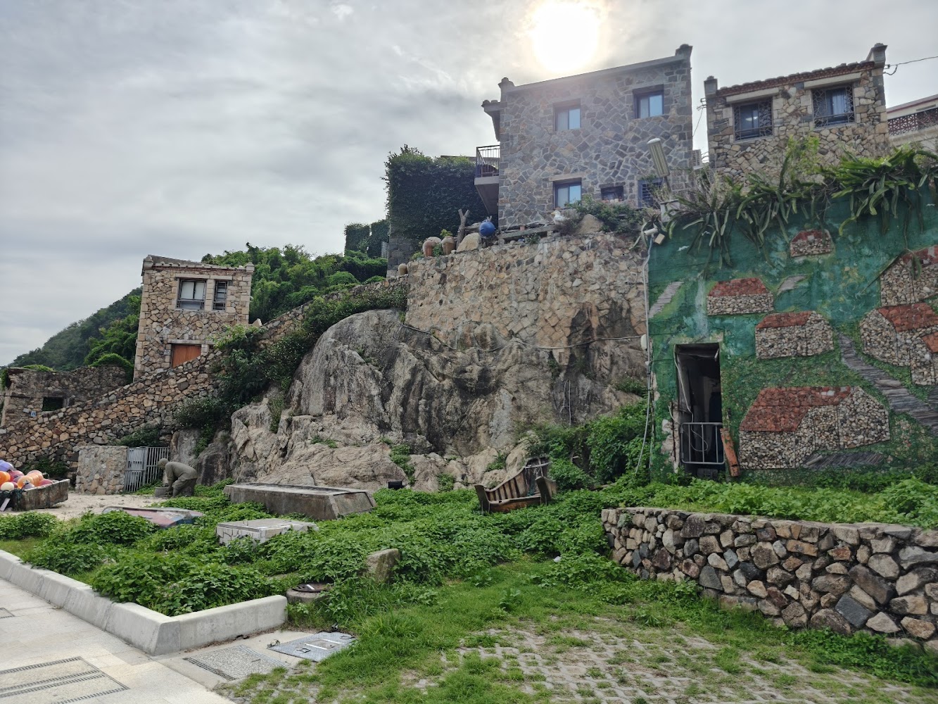 山坡上的石頭建築群