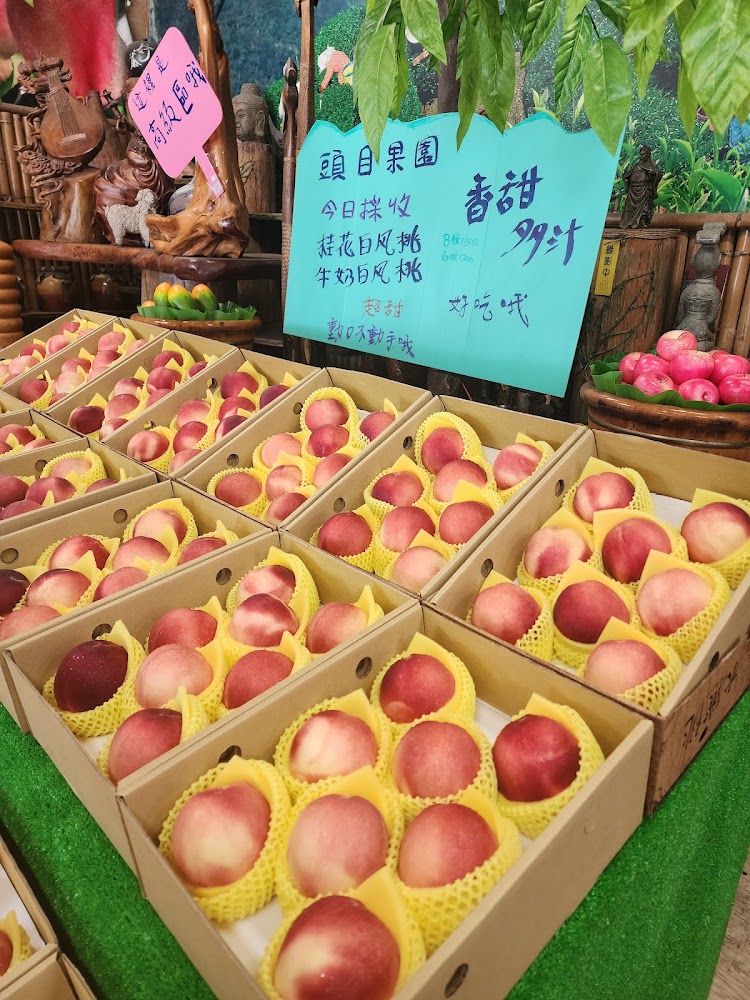 多盒白鳳桃與牛奶白鳳桃整齊陳列