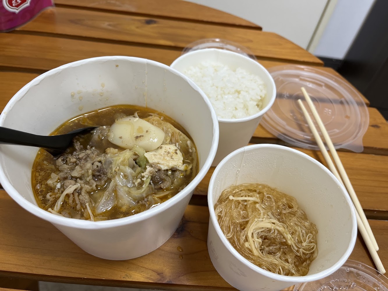 外帶紙碗分裝鍋料白飯與冬粉