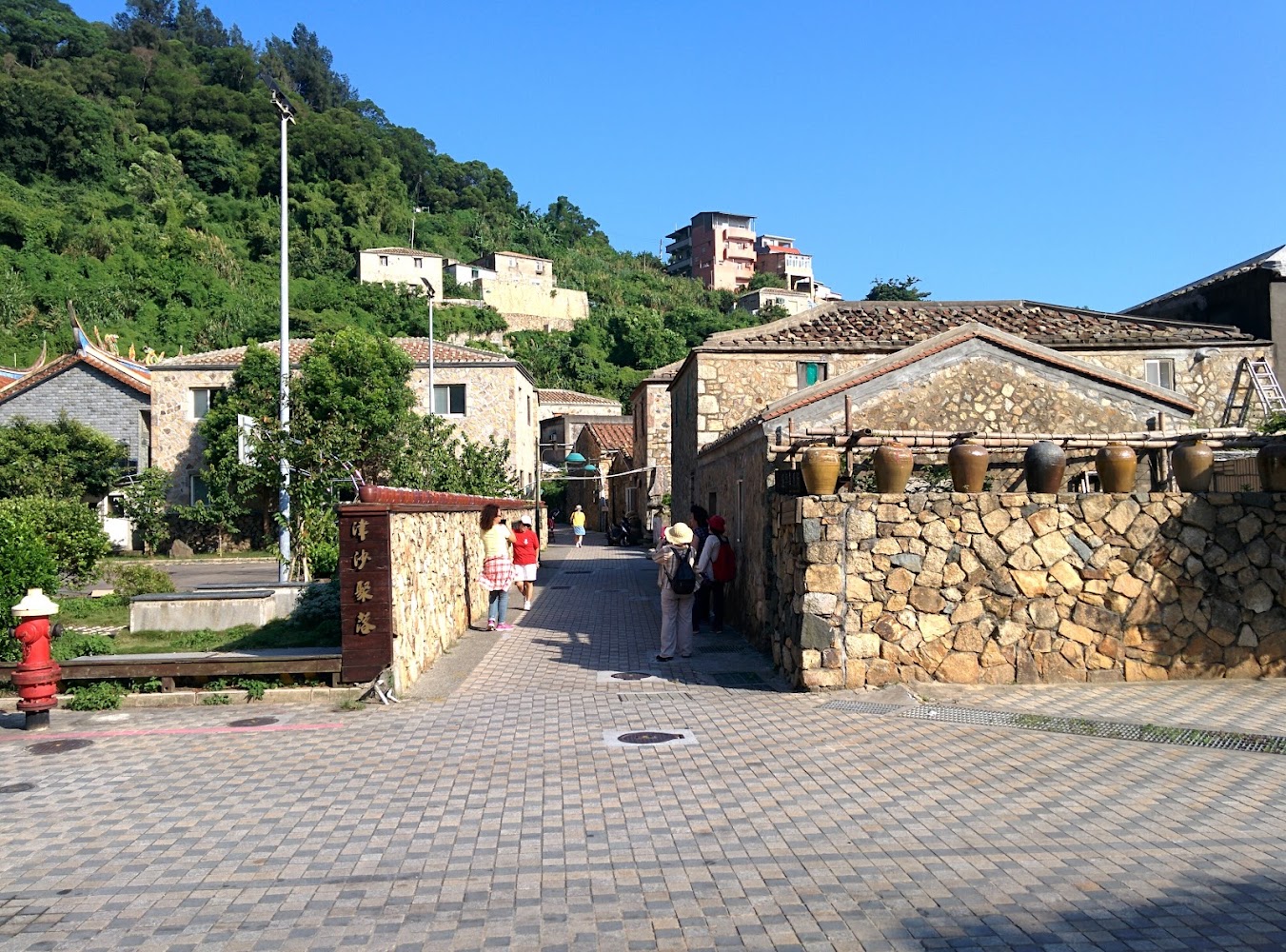 傳統石頭建築村落與山丘景色