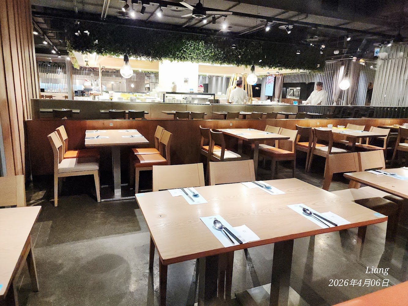 饗食天堂台南西門店現代用餐空間