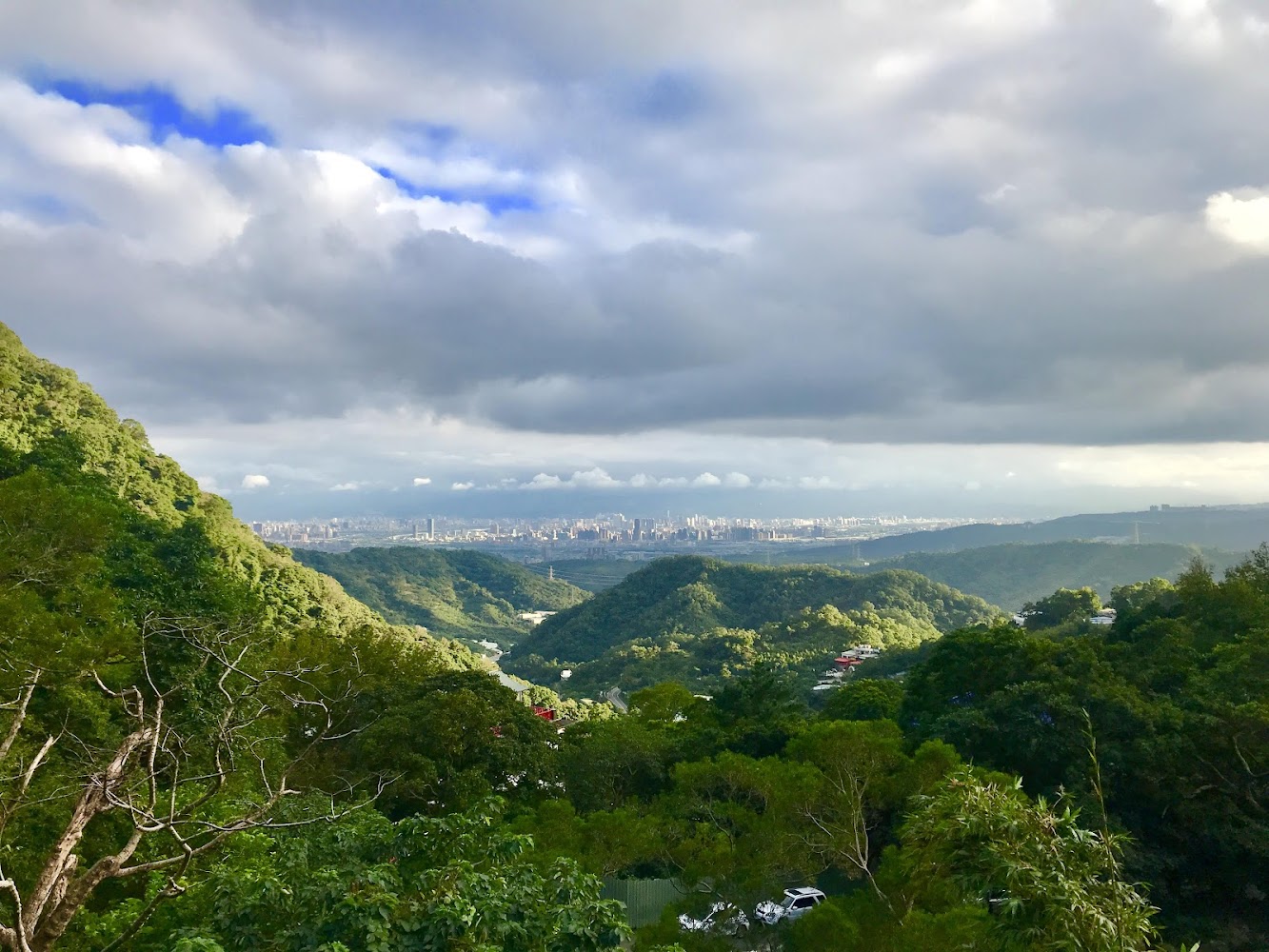 觀音山硬漢嶺登山步道入口可遠望山谷與城市景觀