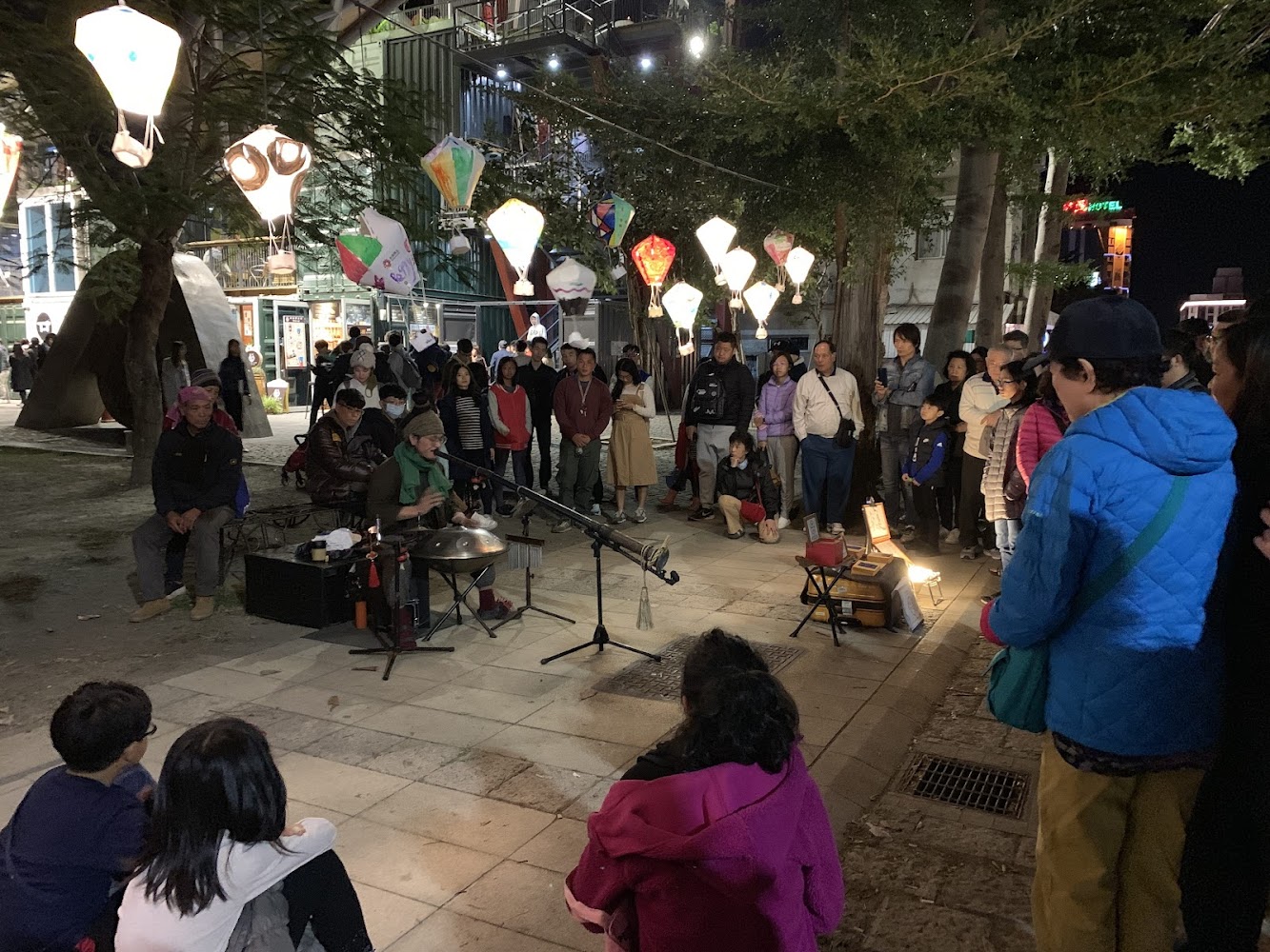 樹下街頭表演與眾多觀眾圍觀