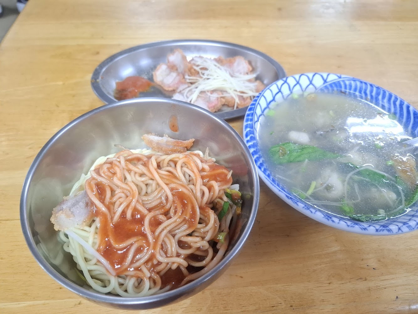 紅醬乾麵炸肉與一碗湯的台式小吃組合