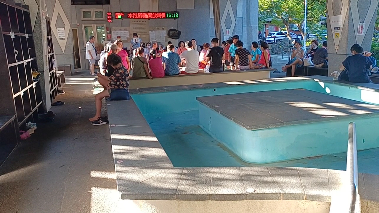 復興公園泡腳池多人休憩泡腳畫面