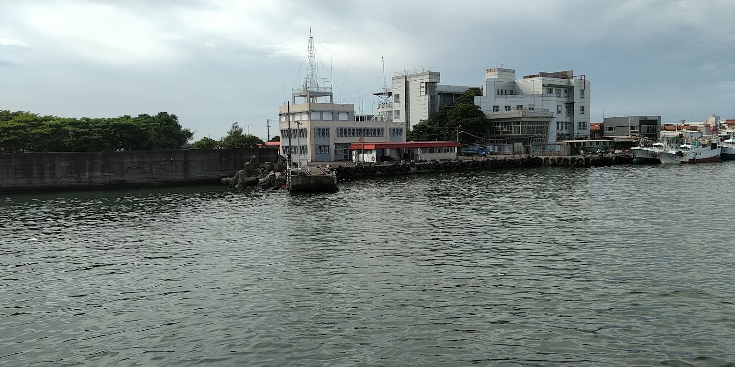 海之坵眺望水邊港口建築與漁船