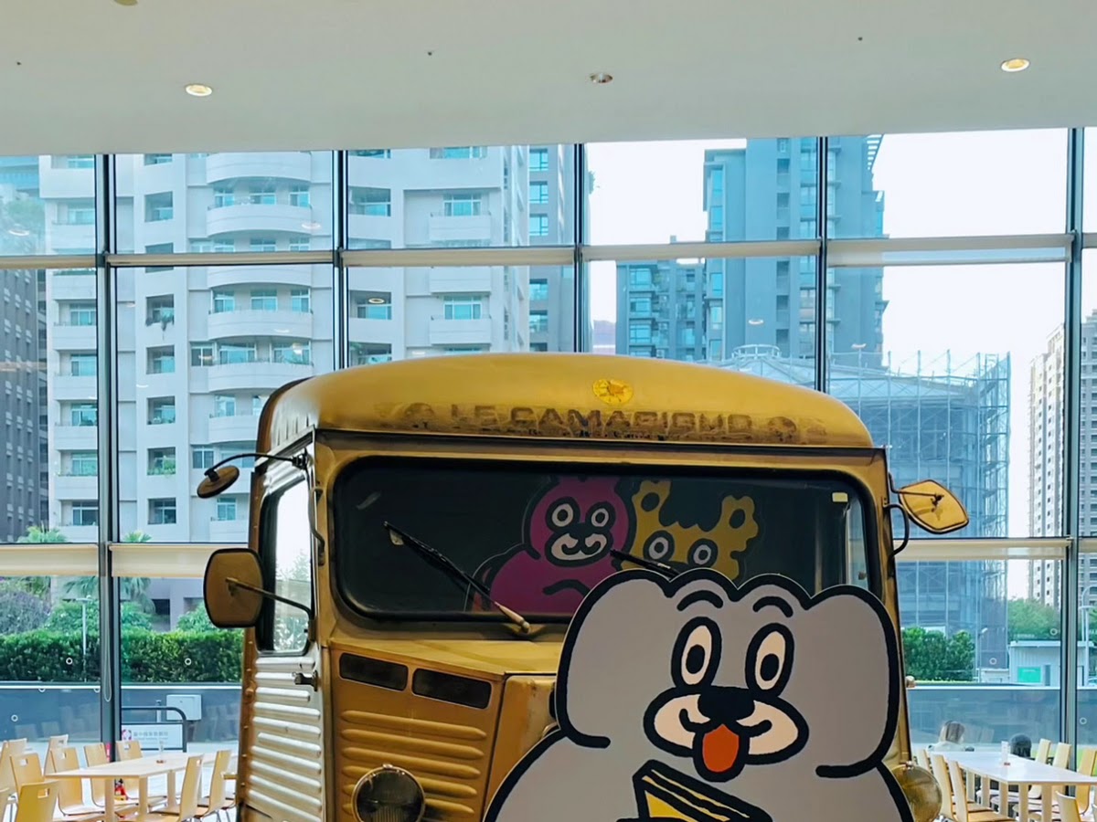 臺中國家歌劇院大廳內的老式黃色餐車裝置藝術
