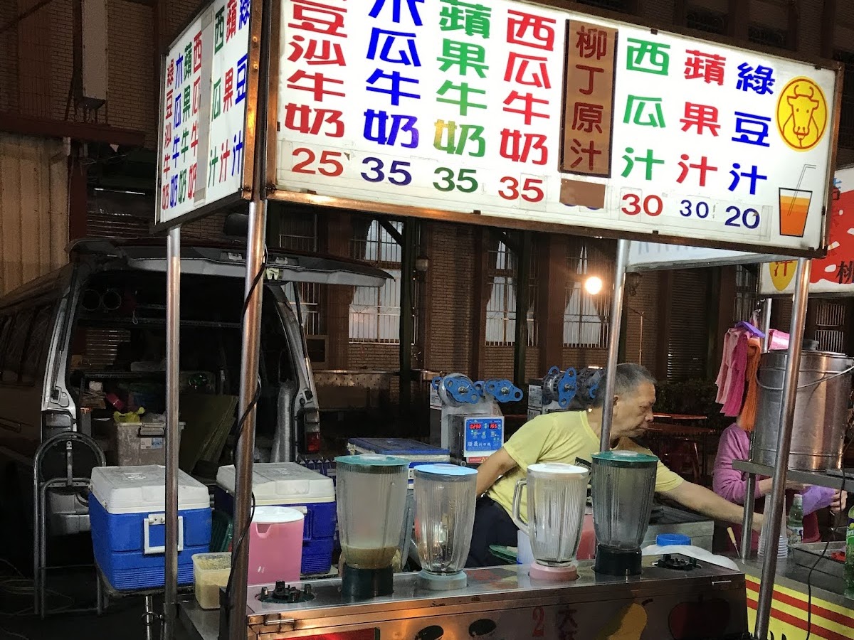 甲仙夜市現打果汁攤，販售西瓜牛奶木瓜牛奶等飲料