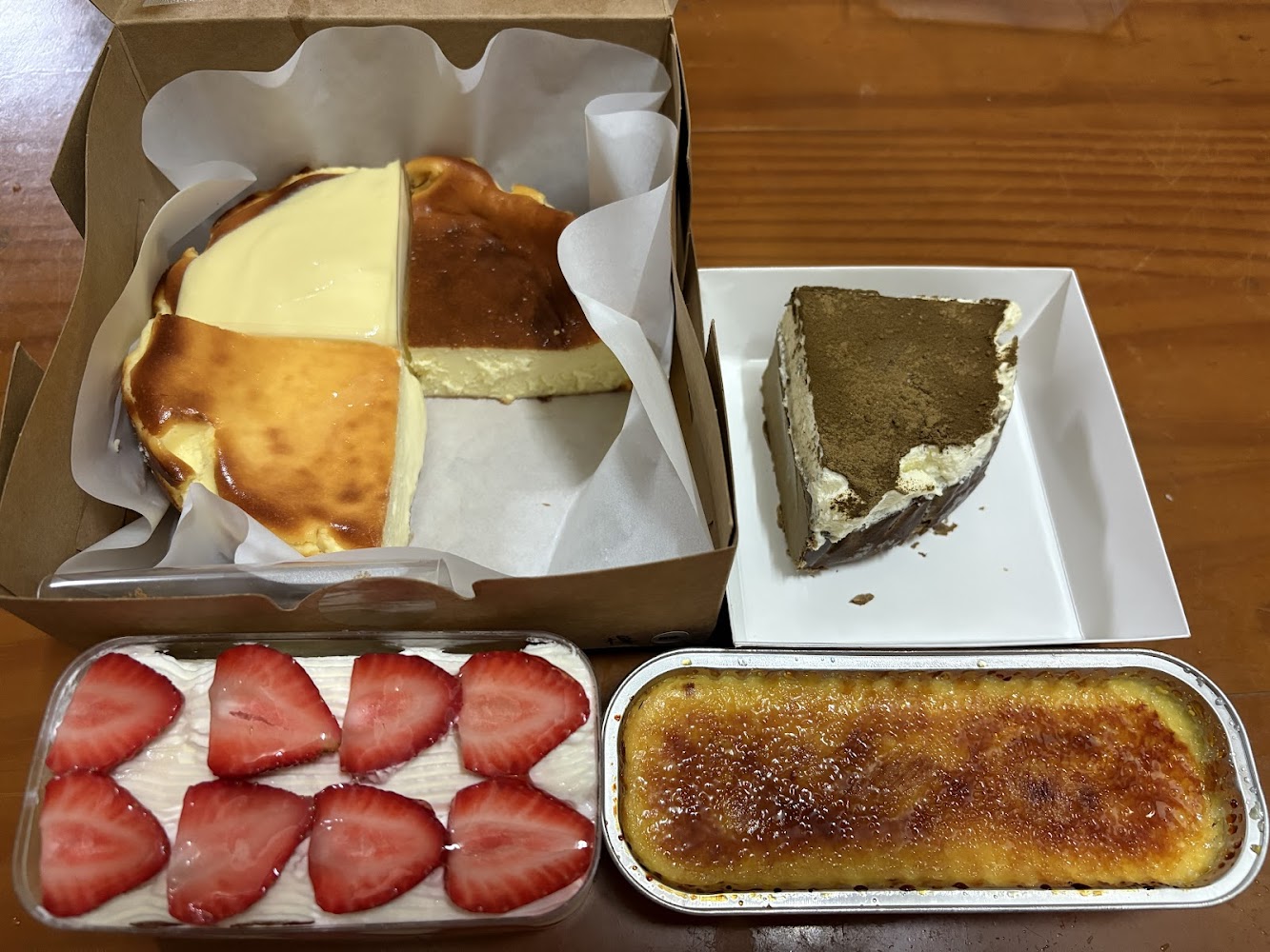 多款甜點包含起司蛋糕提拉米蘇草莓蛋糕與布蕾