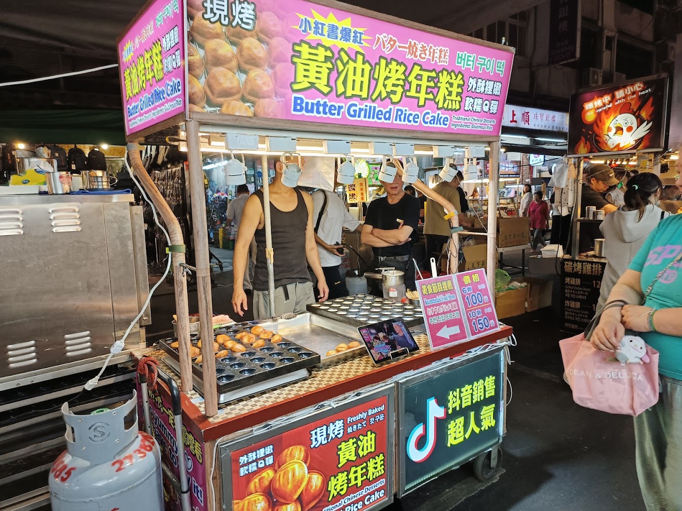 夜市攤位工作人員現場製作小吃