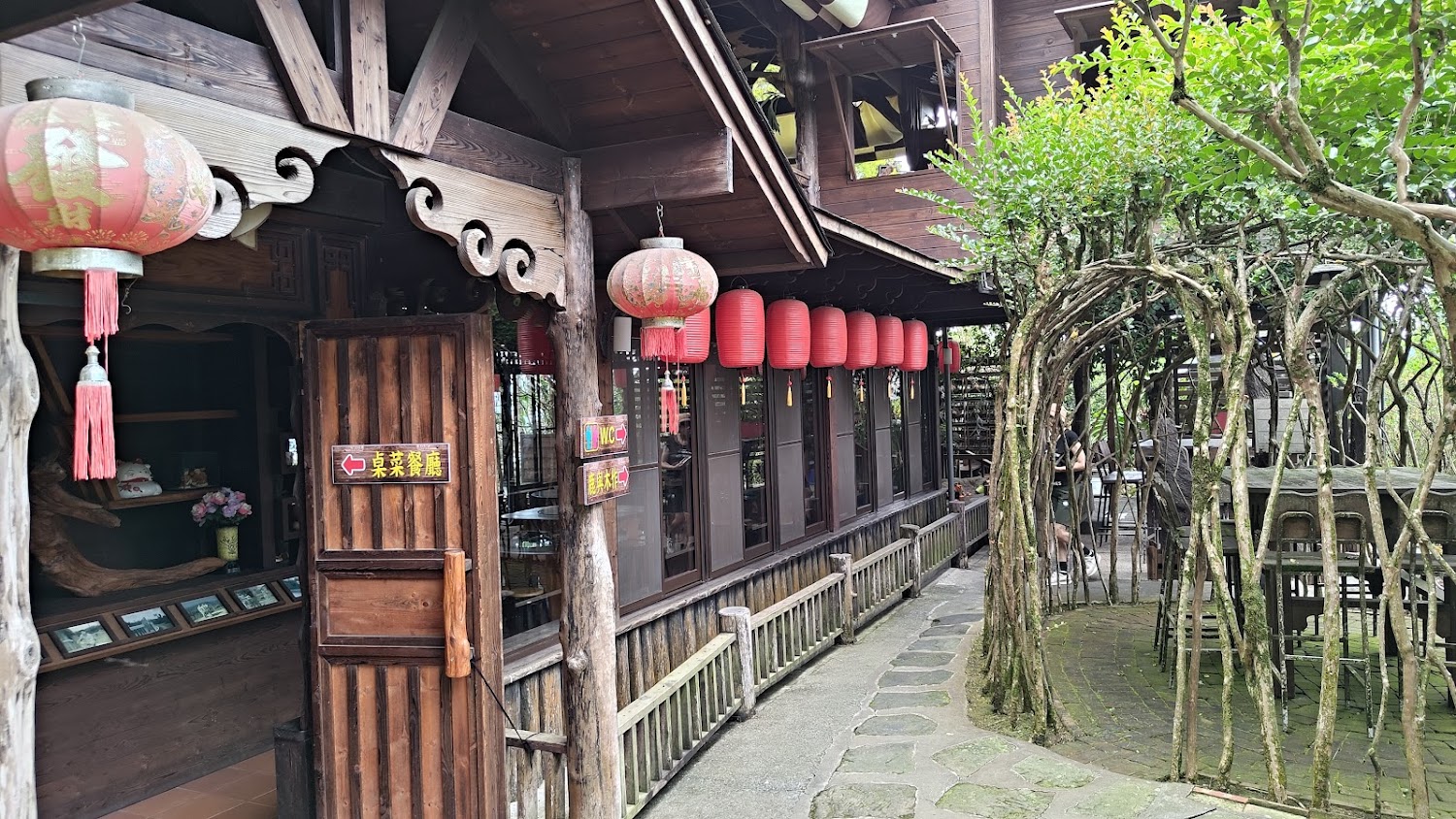 仙徠山莊景觀餐廳外觀木造建築與紅燈籠