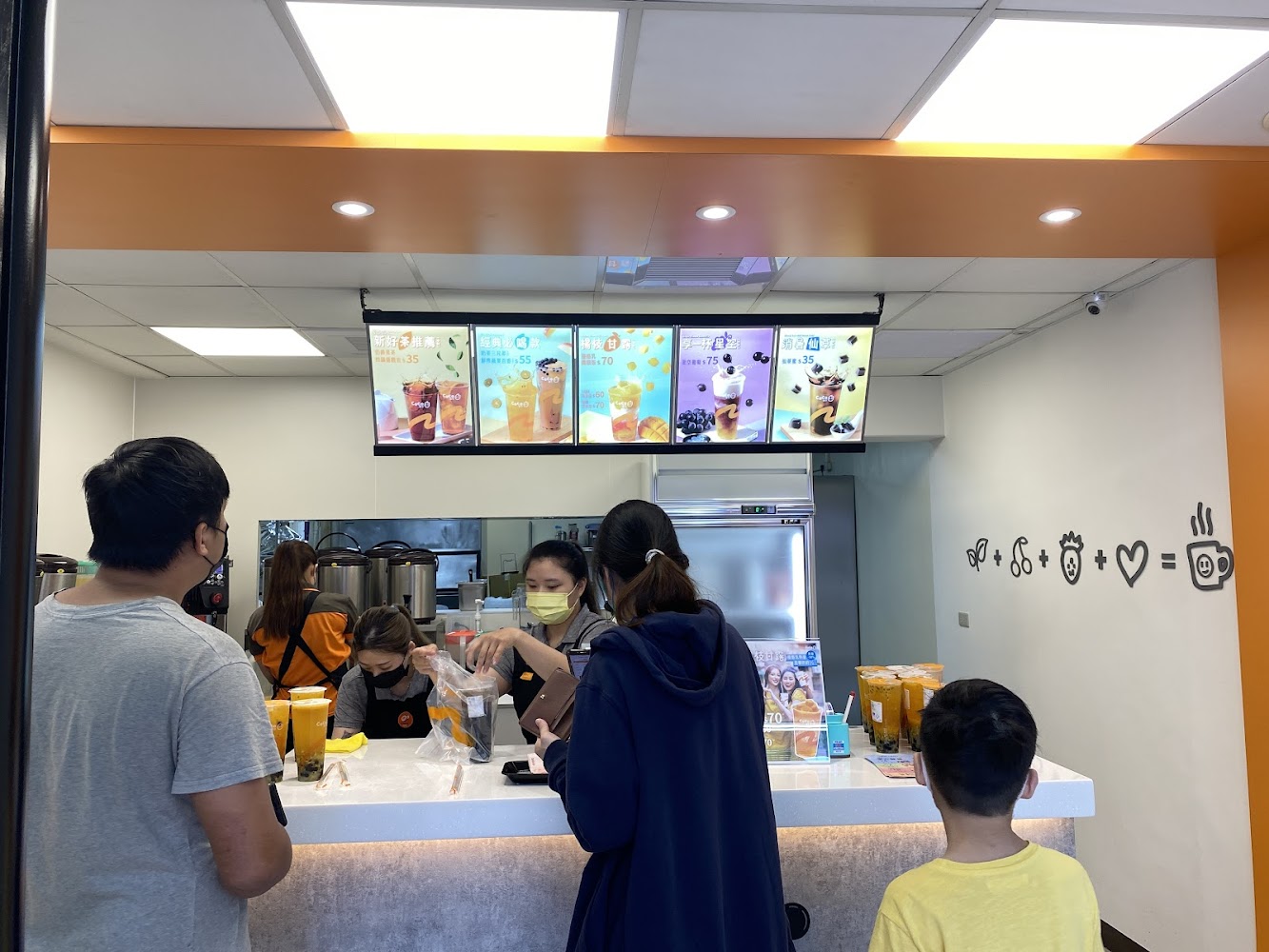 CoCo都可蘇澳店櫃檯與製作區