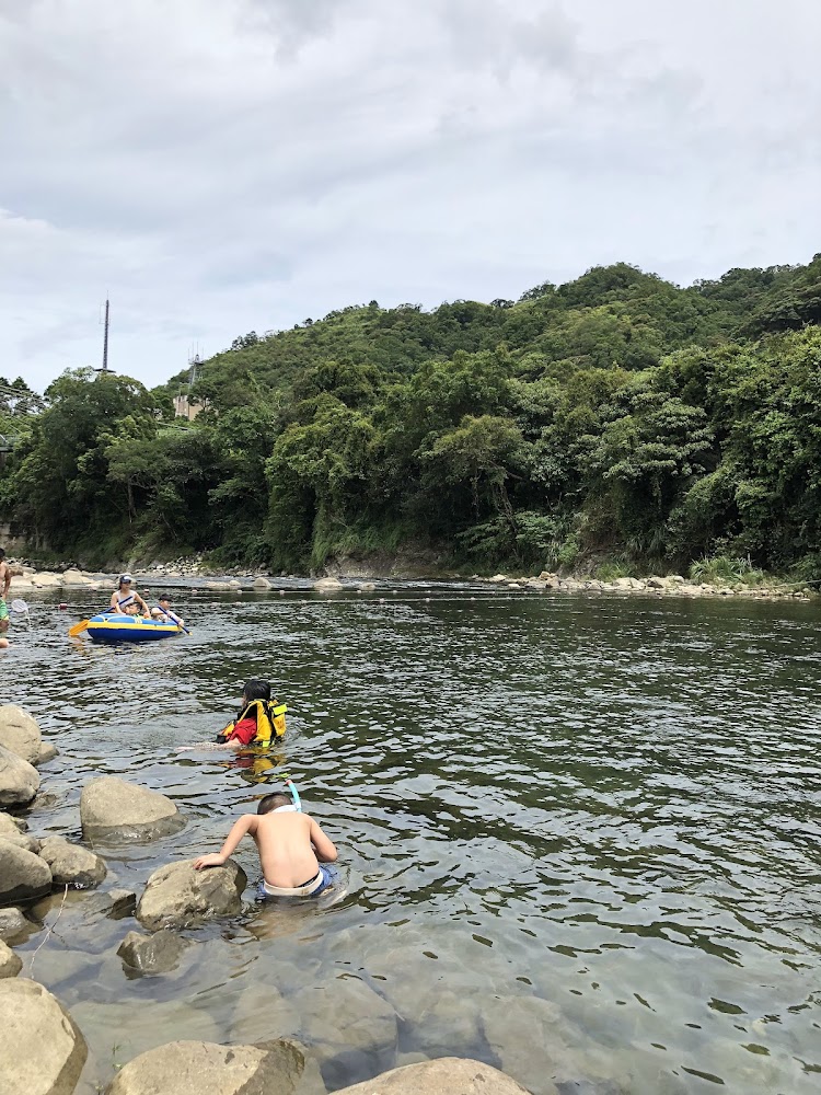 河流岸邊玩水與充氣船活動場景
