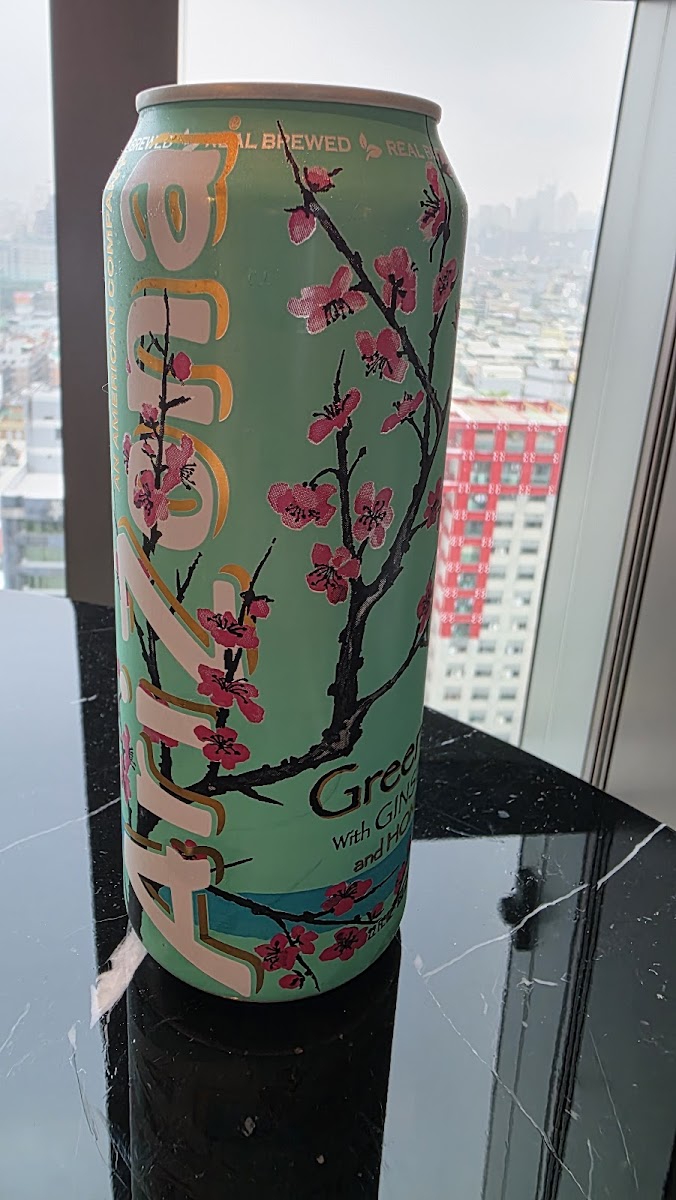 台中勤美洲際酒店客房床鋪，潔白大床，金色台燈，藍色地毯