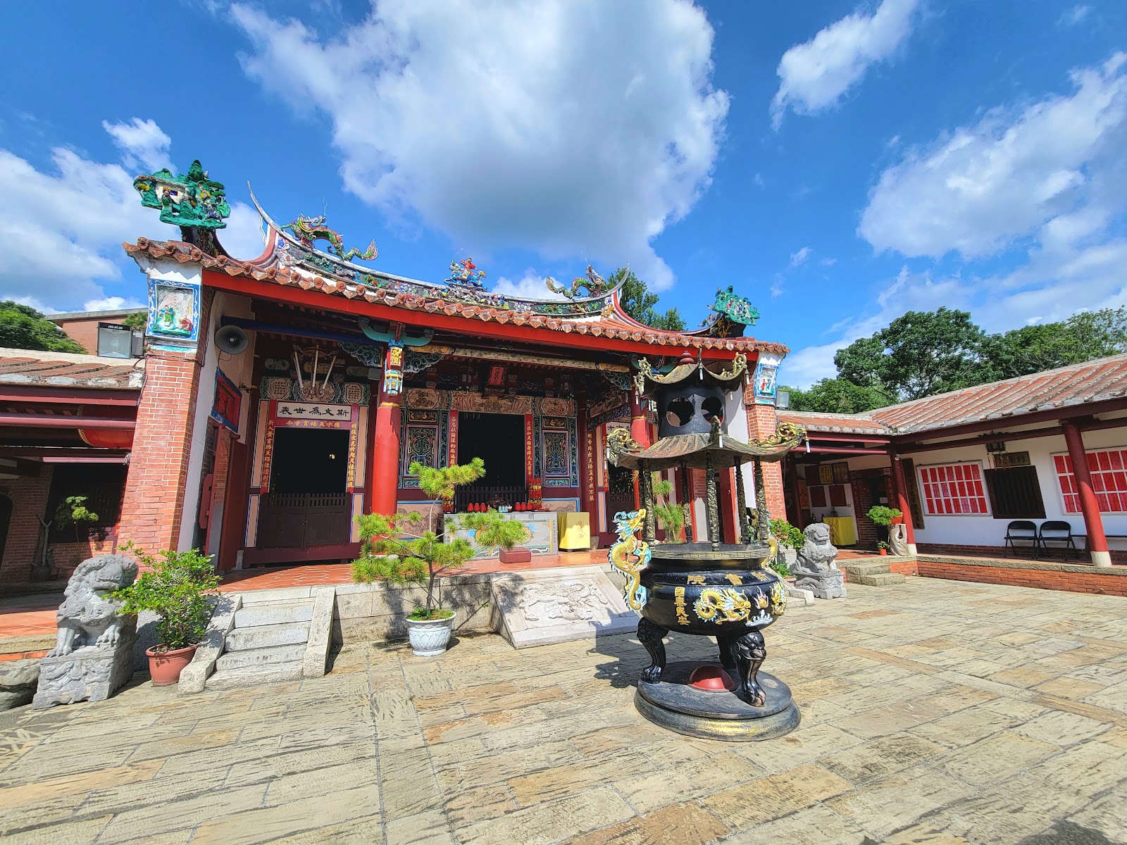 明新書院正殿全景大香爐石獅紅磚廟宇藍天白雲