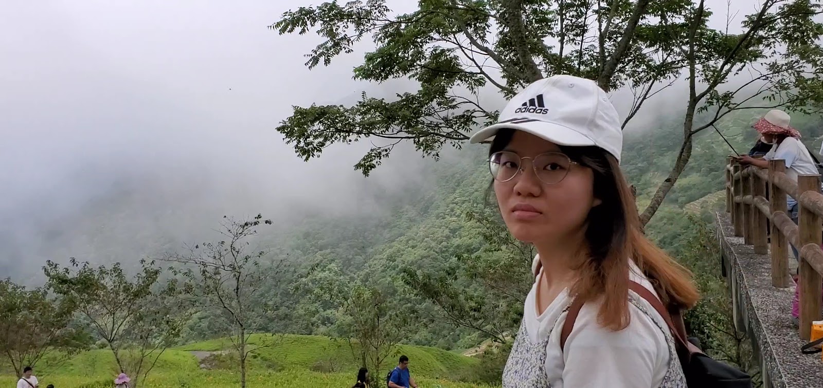 太麻里金針山觀景台遊客，霧氣山谷，木製步道，台東旅遊景點推薦
