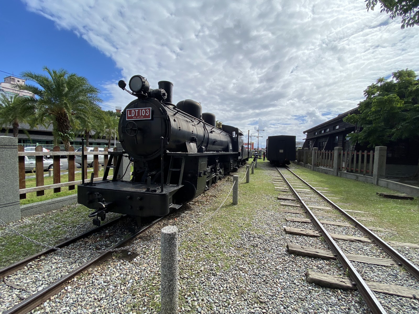 花蓮文創園區展示的日治蒸汽火車頭LDT103，停駐老鐵軌上