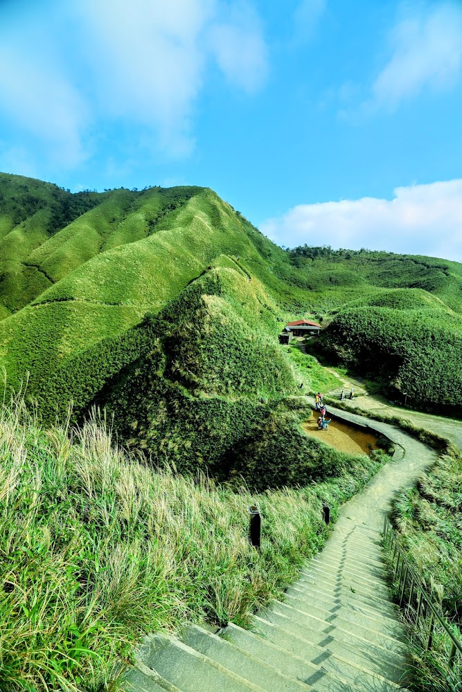 三角崙山階梯步道與山丘