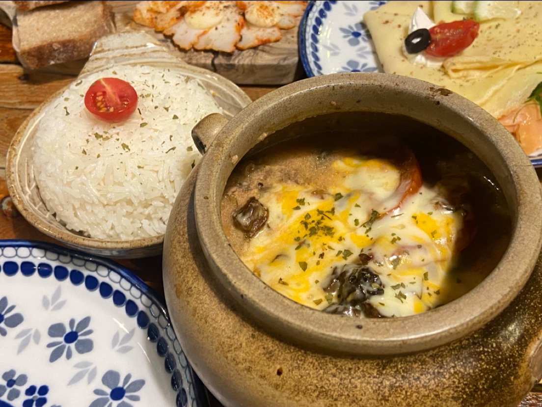 陶鍋焗烤料理搭配白飯與麵包