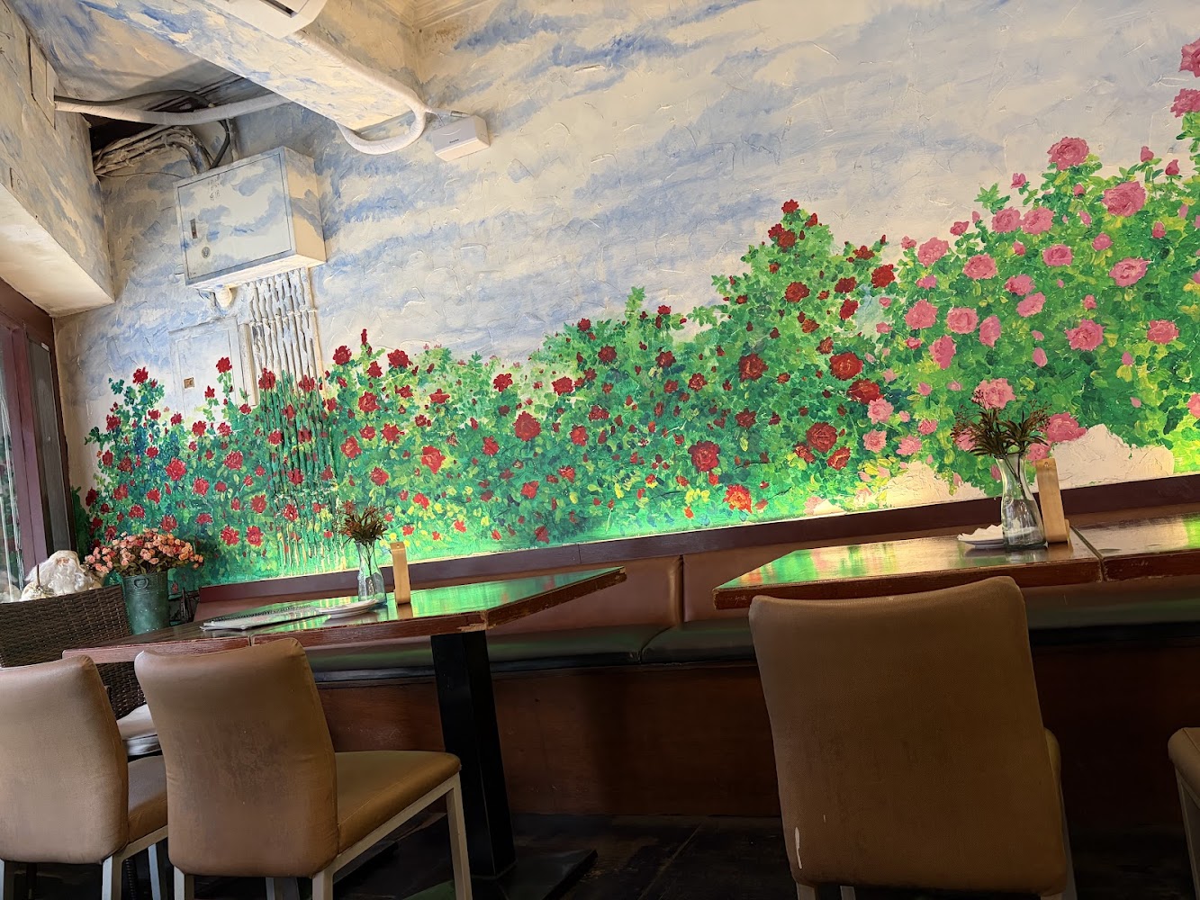 AMANDA CAFE 室內空間有花朵彩繪與桌上鮮花