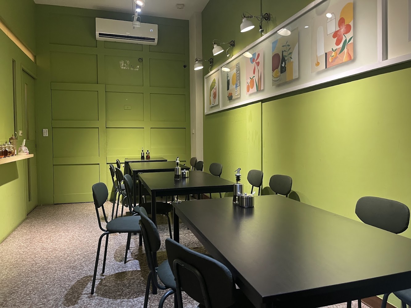 喬治麵鋪店內綠色牆面與用餐空間