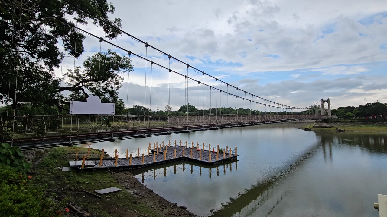虎頭埤吊橋與湖面風景
