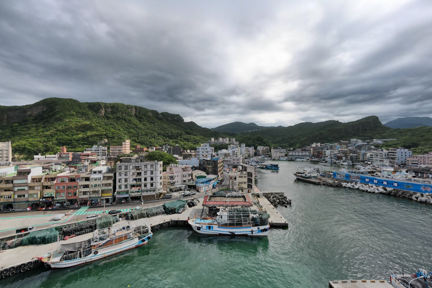 臨海小鎮港灣漁船與山景