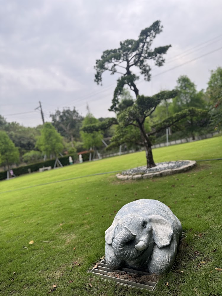 葉媽的莊園草地上的大象雕塑