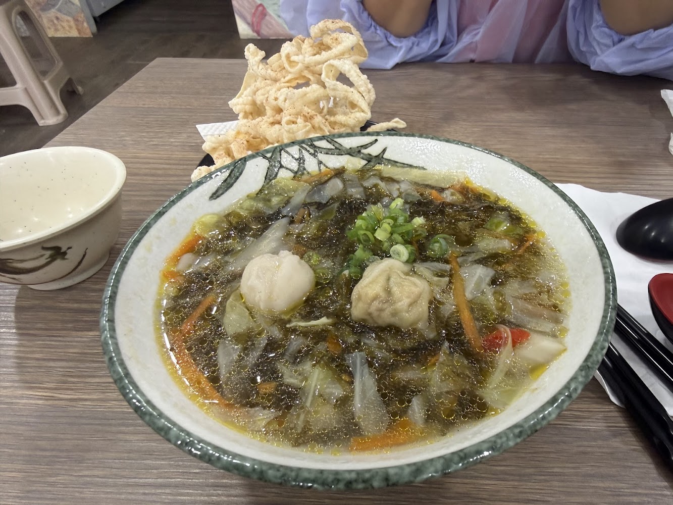 豐盛魚麵搭配魚丸與餃子