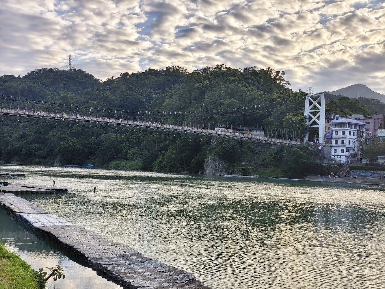 碧潭吊橋橫跨河面與青山景色