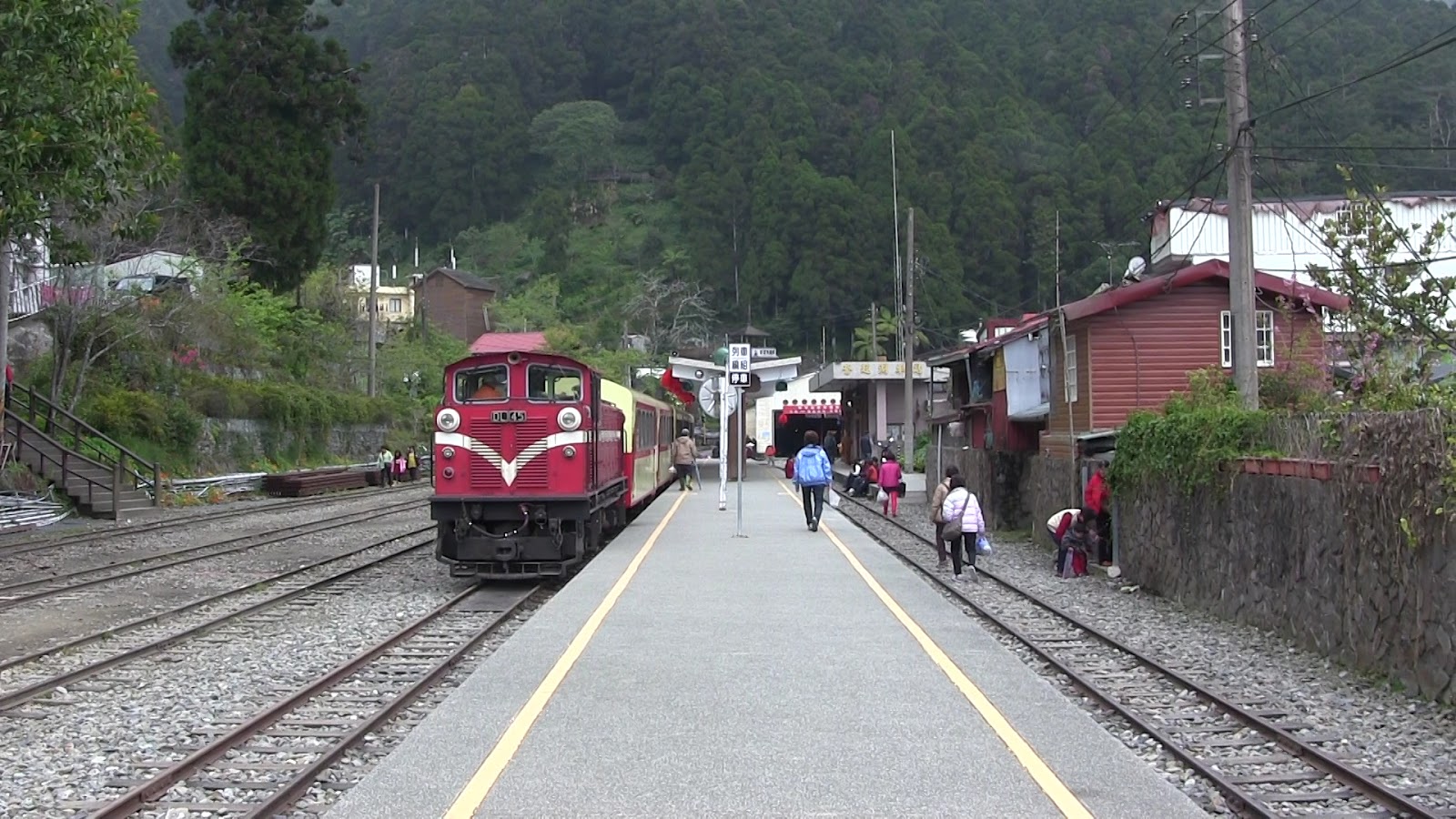 阿里山林業小火車紅色車頭停靠奮起湖車站月台嘉義一日遊