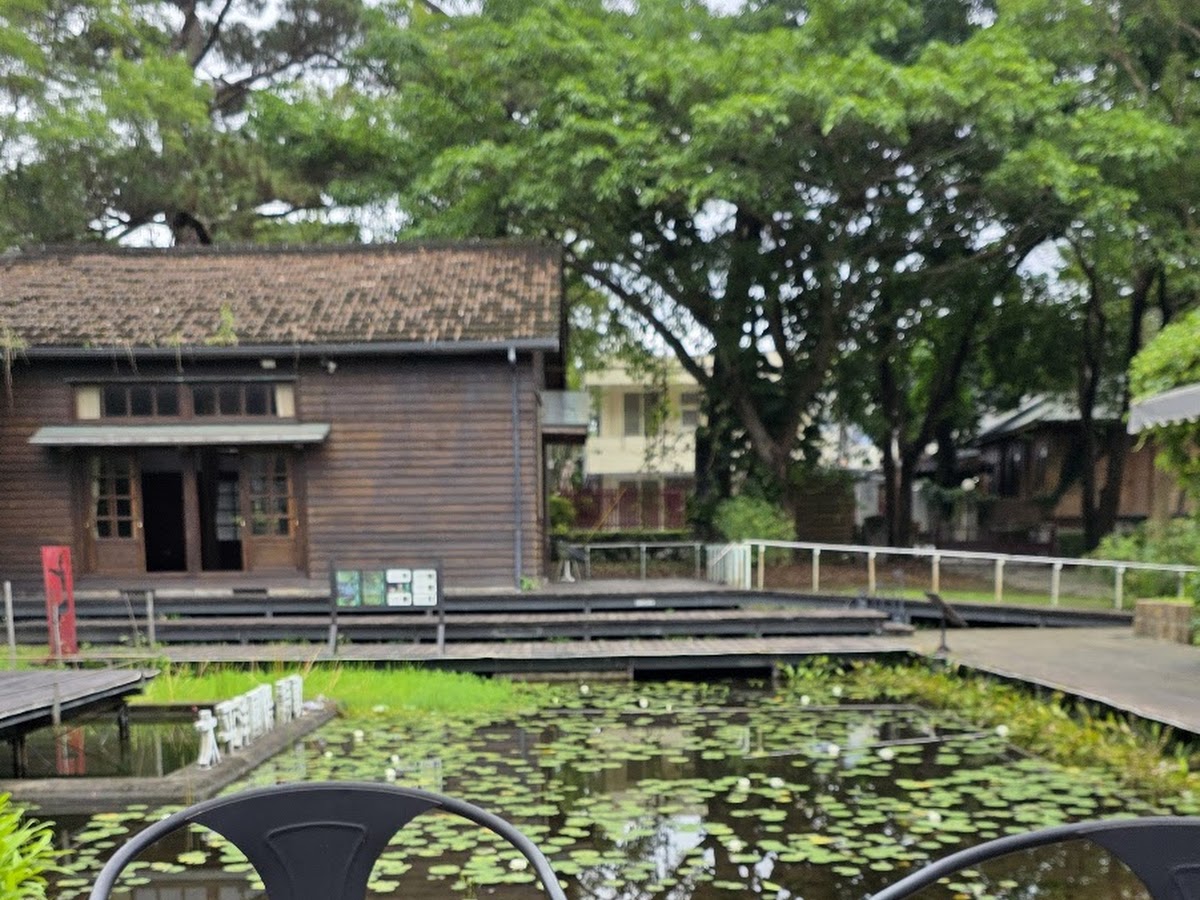 花蓮松園別館荷花池旁木造建築戶外咖啡座位