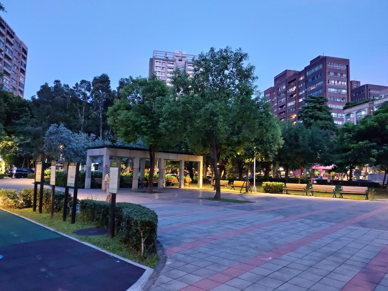 有涼亭與長椅的城市公園