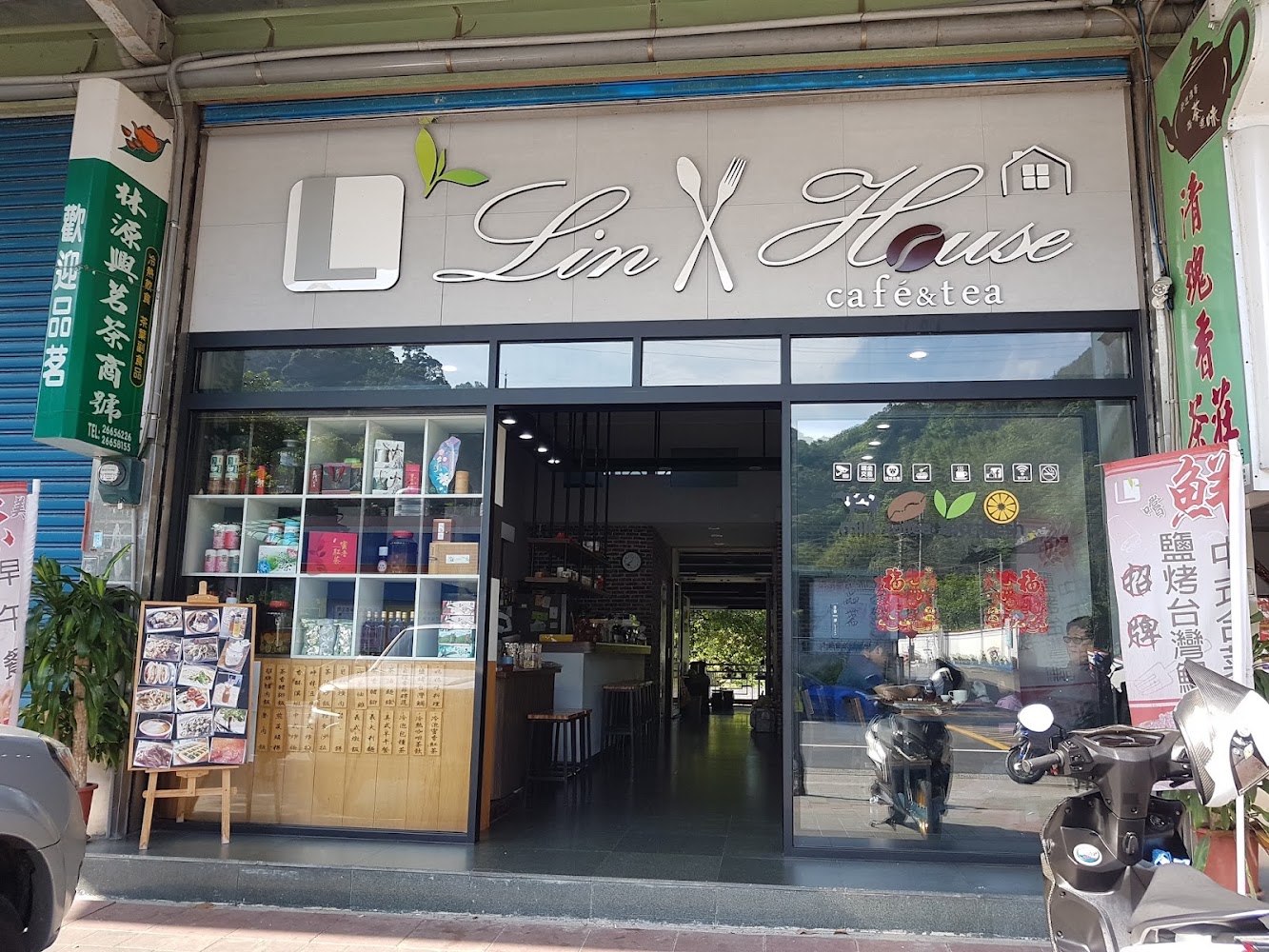 Lin House café & tea 餐廳外觀，招牌明顯，門口有菜單看板和展示櫃