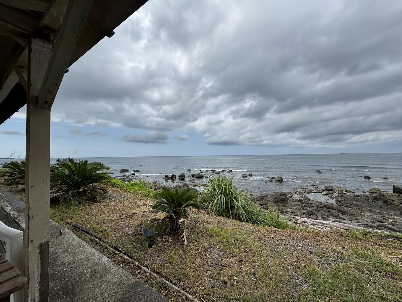 鹿邊咖啡海岸礫石與陰天海景