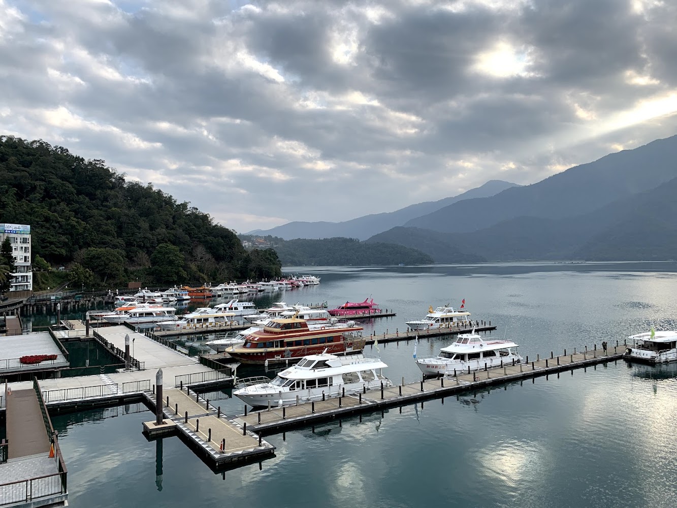梅荷園眺望水社碼頭與日月潭湖景