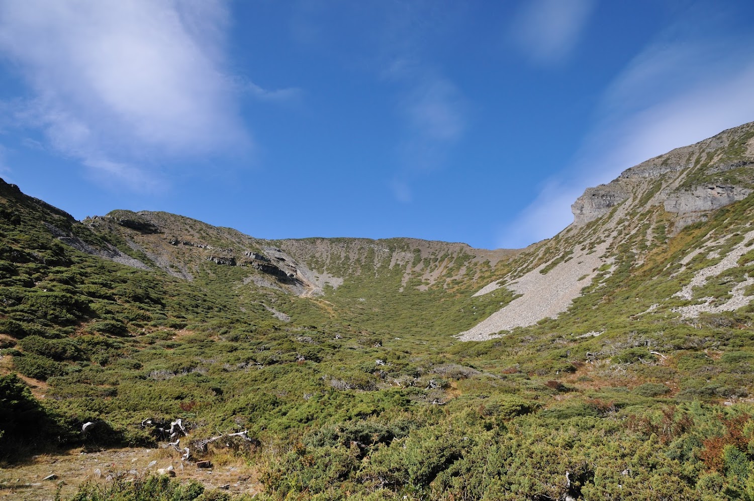 雪山山谷與翠綠山坡景觀