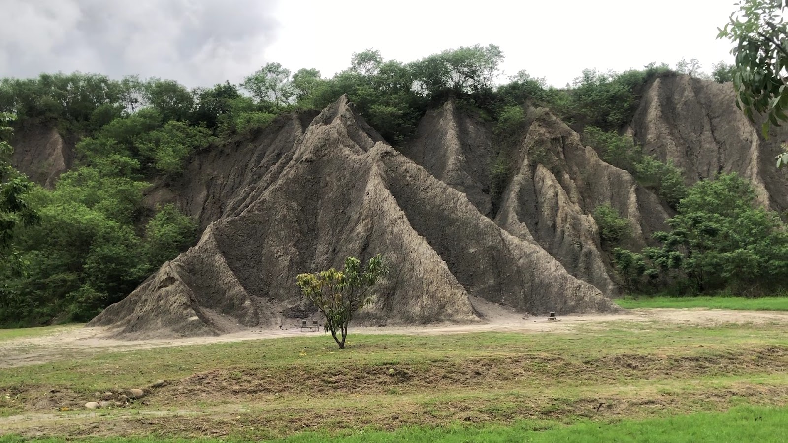 月世界地景公園尖銳泥岩山峰並排，灰色山脊線條清晰