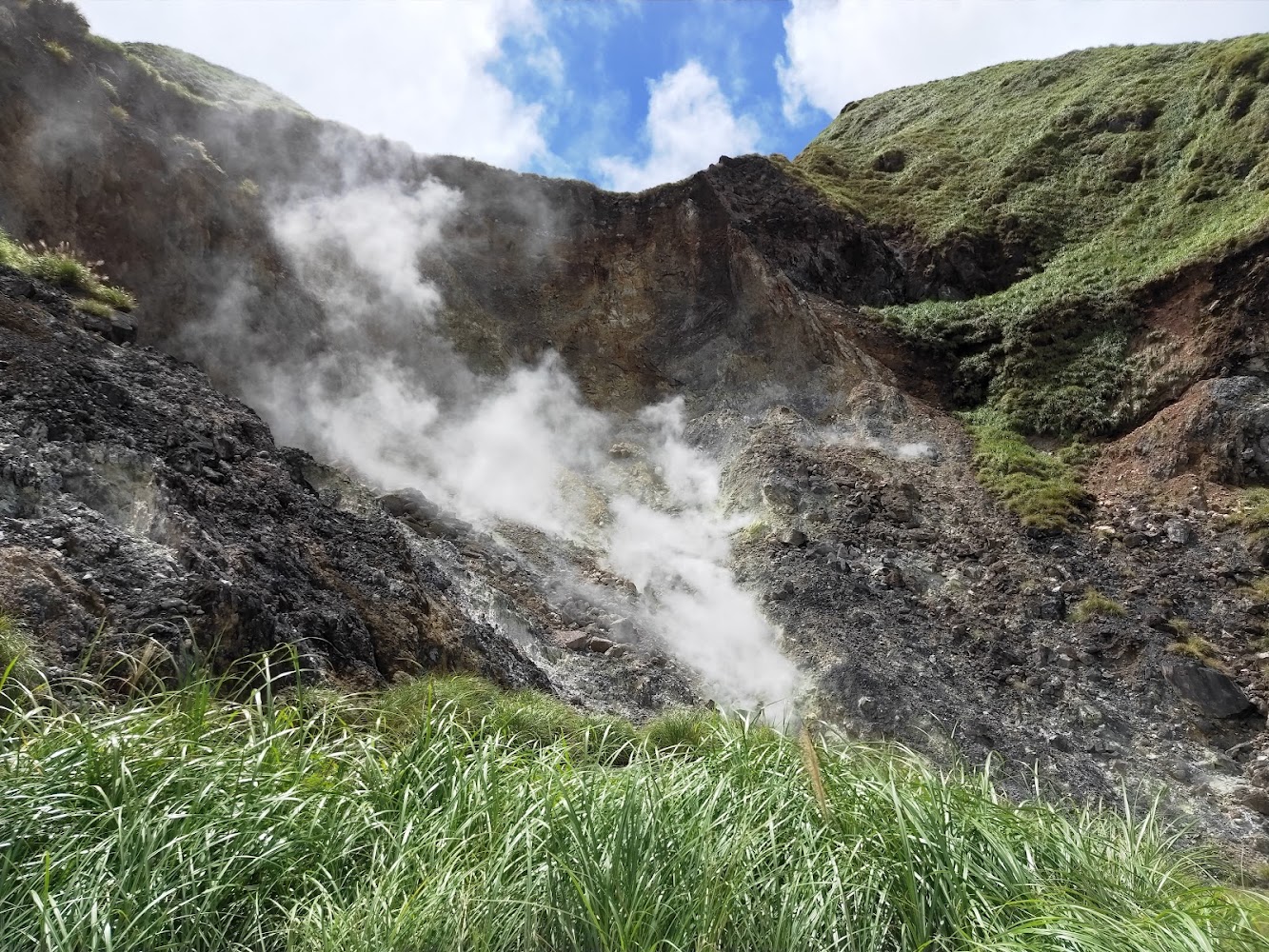 小油坑地熱白煙與山坡草地