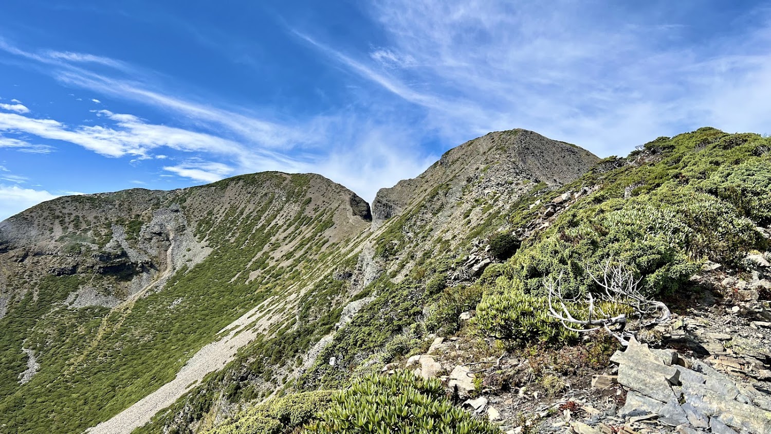 高山岩石與山脊線景觀