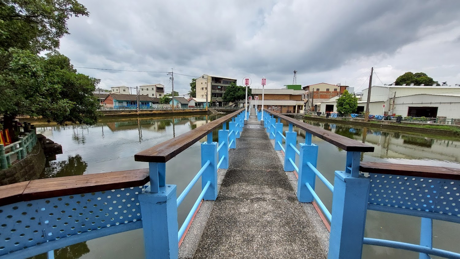 中林湖藍色欄杆橋橫跨水面