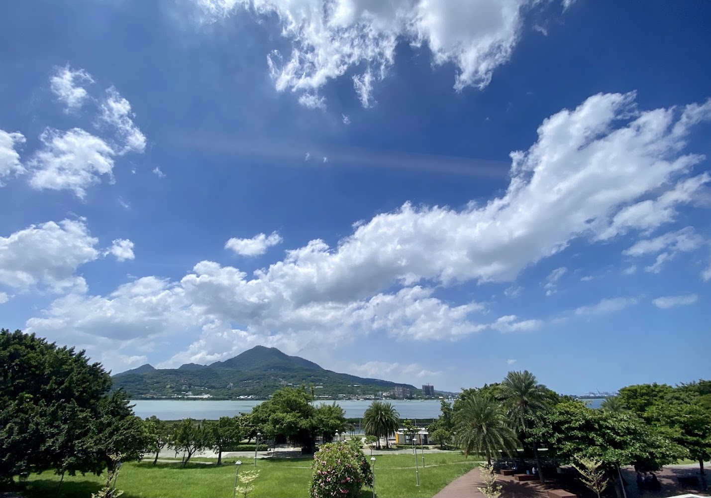 淡水河岸自然景色