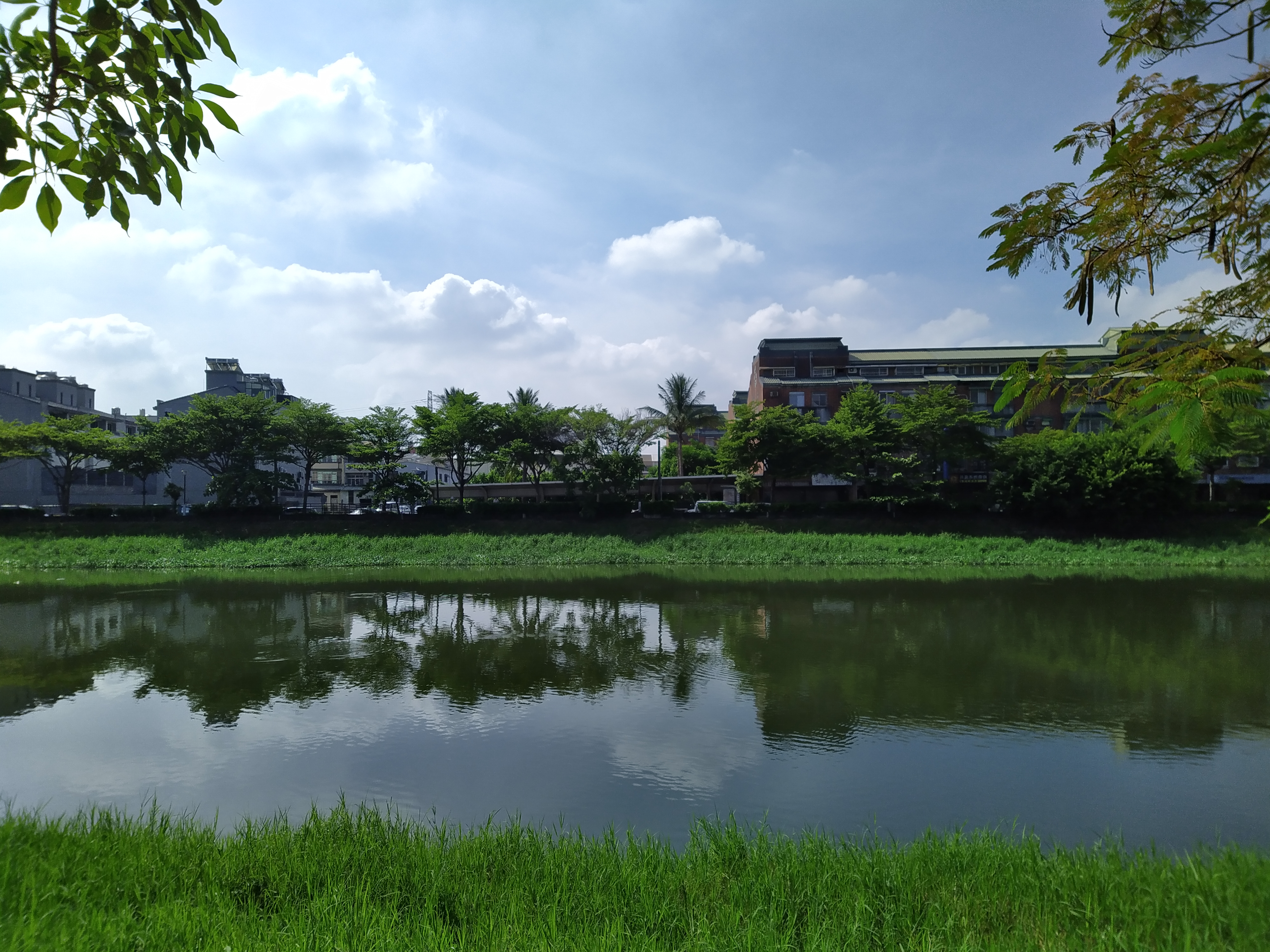 藍天白雲下的河流與建築