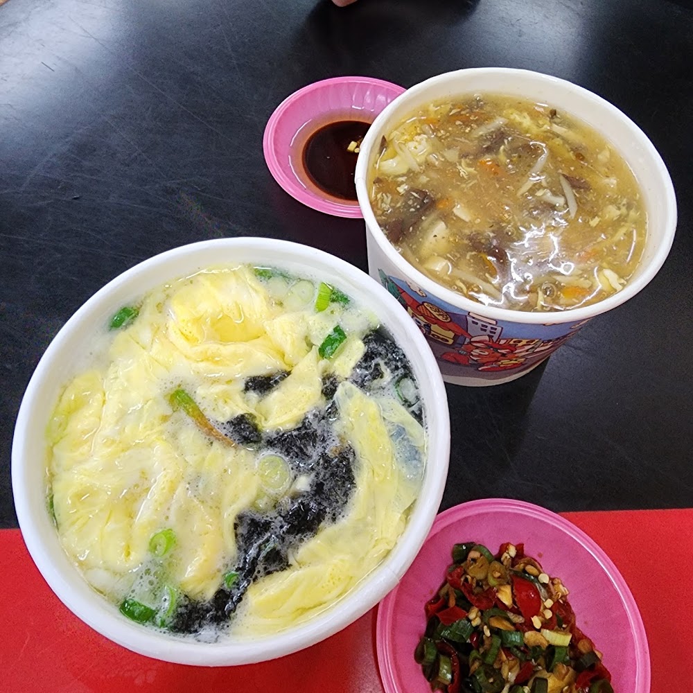兩碗湯與辣椒沾醬和醬油擺在桌上