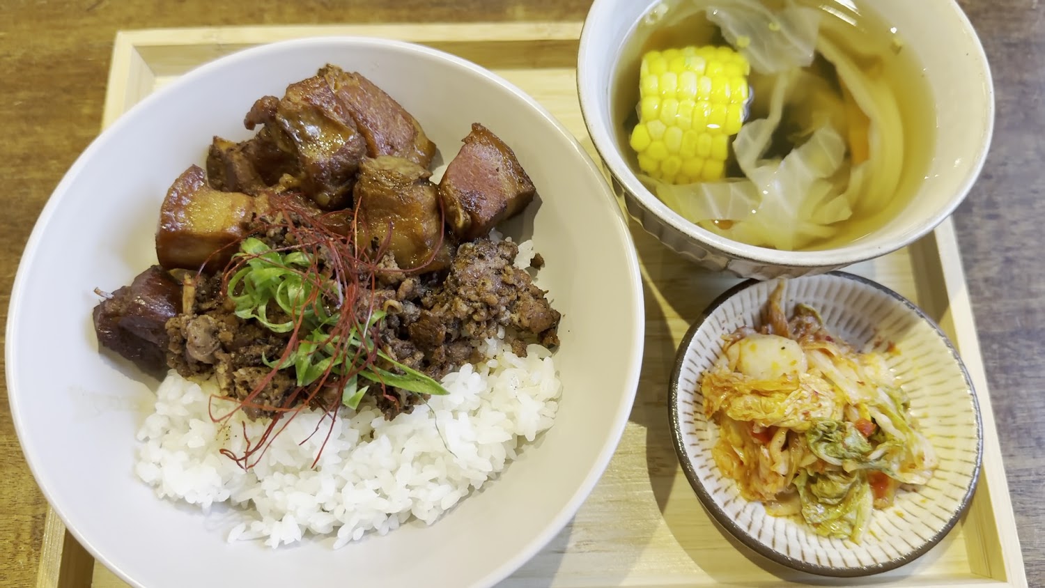 坪感覺醬燒豬肉滷肉飯與湯泡菜套餐