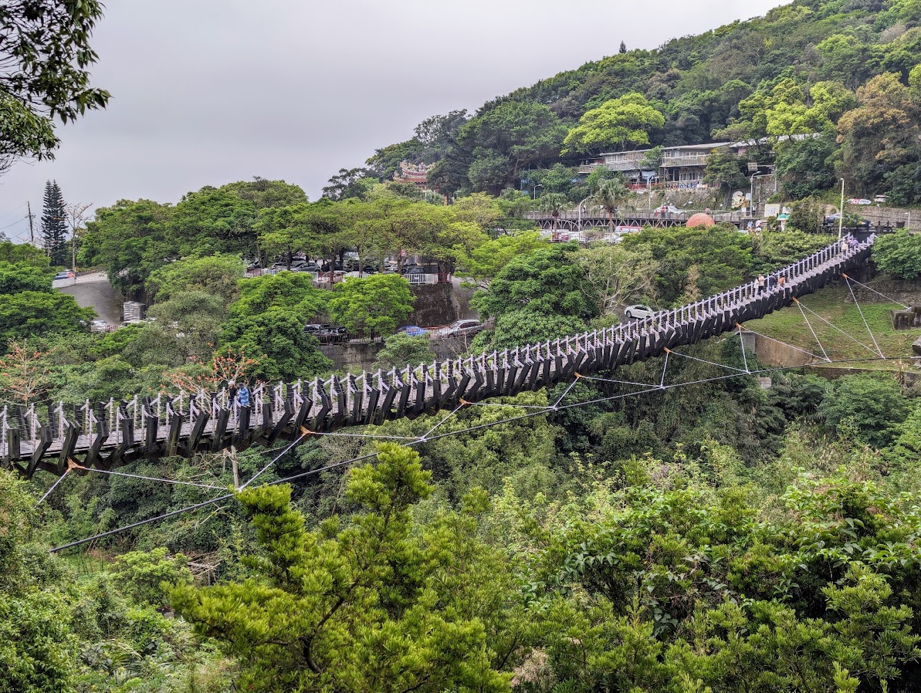 白石湖吊橋橫跨山谷景色