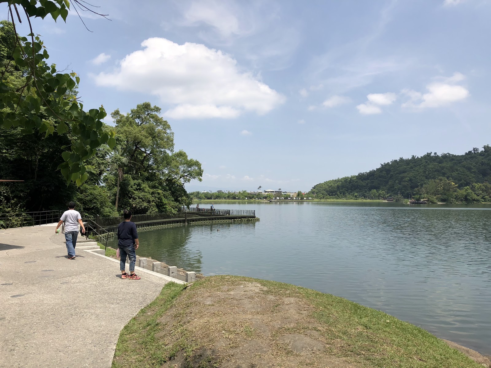 宜蘭梅花湖環湖步道，湖邊景色清幽，綠樹與湖水交相輝映