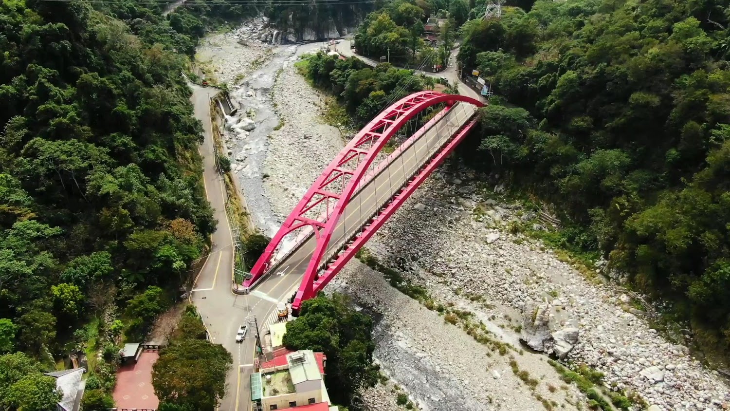 谷關山谷中的鮮紅拱橋與綠意山景