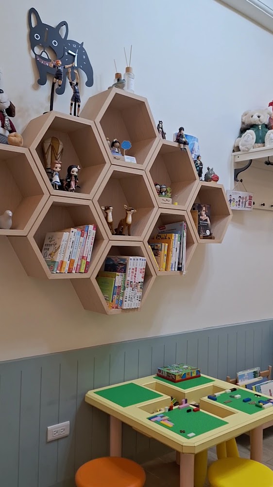 萬利露華咖啡館兒童閱讀與玩具角