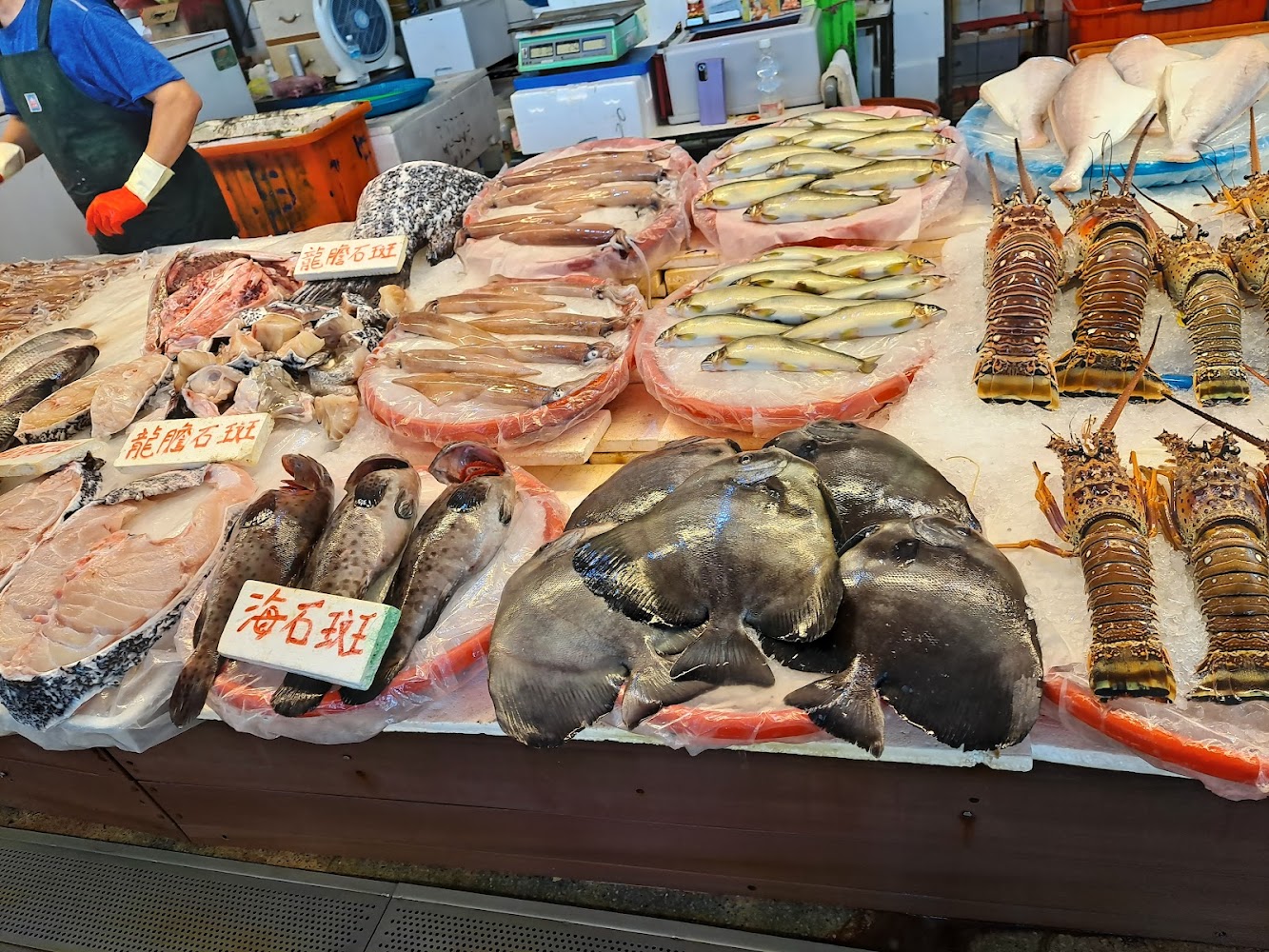 市場內鮮魚攤位陳列各式海鮮
